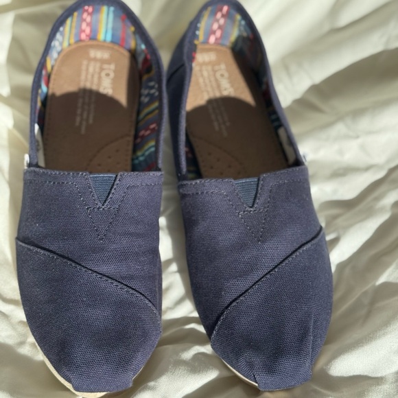 TOMS Classic Navy Canvas Loafers Size 8.5 - Picture 2 of 10
